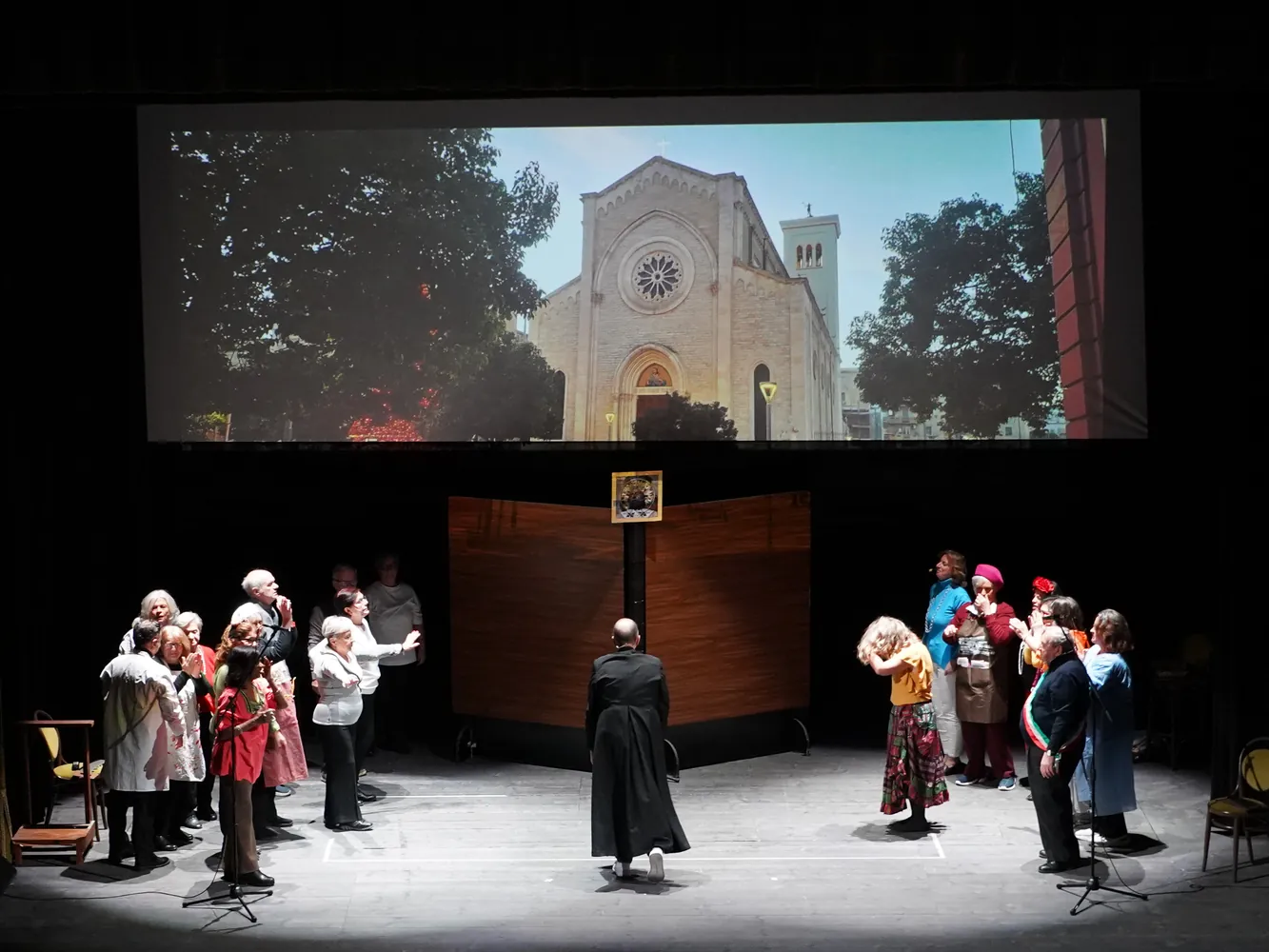 Foto dello Spettacolo teatrale “Un posto in più” a cura del Centro Servizi Famiglie quartiere Libertà Bari per la regia di Abra Lupori - Meeting del Volontariato 2025 "Il Coraggio della Speranza" 14 Dicembre 2025 ore 11:00